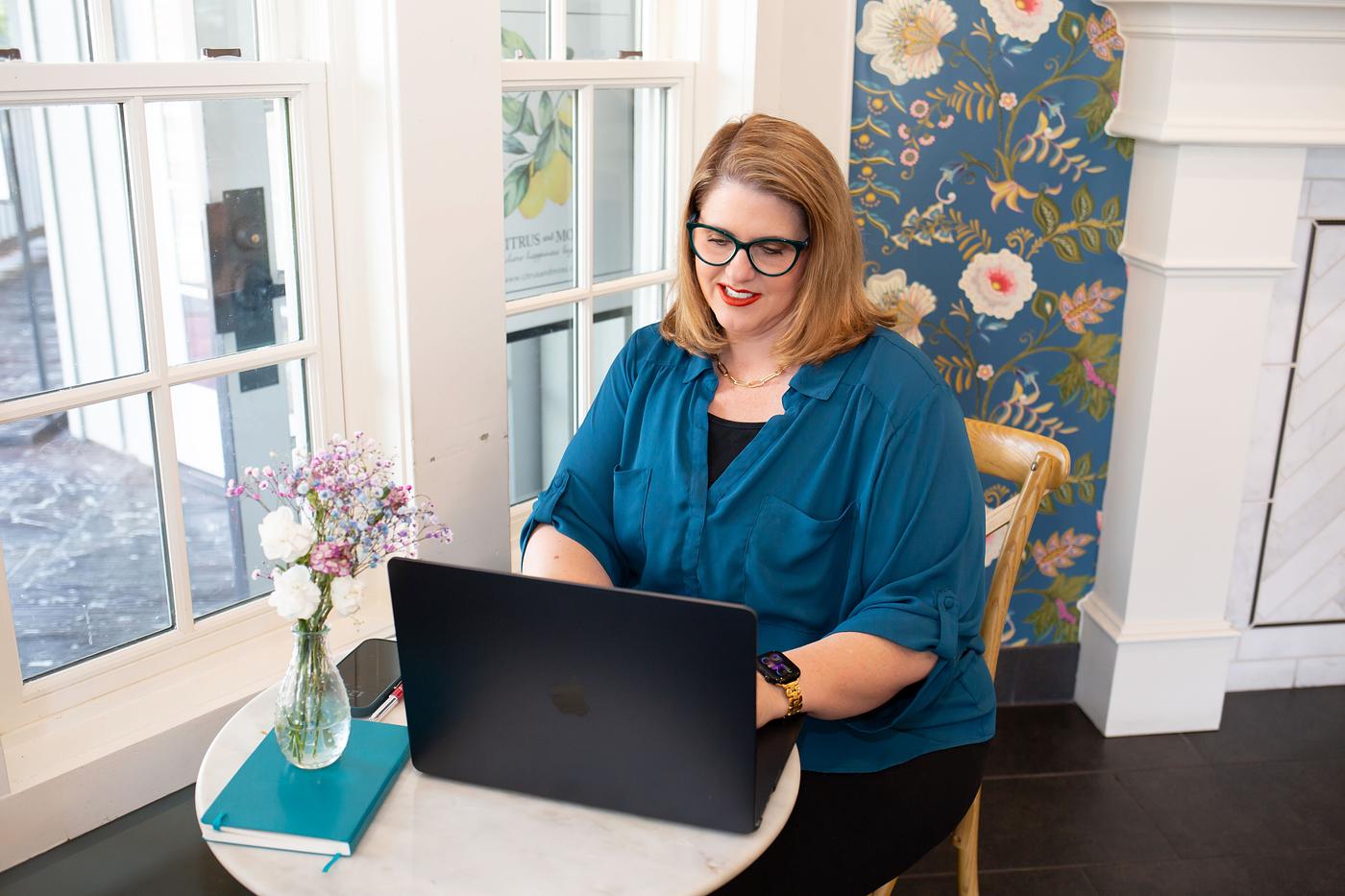 Kathy Sizemore working at her laptop