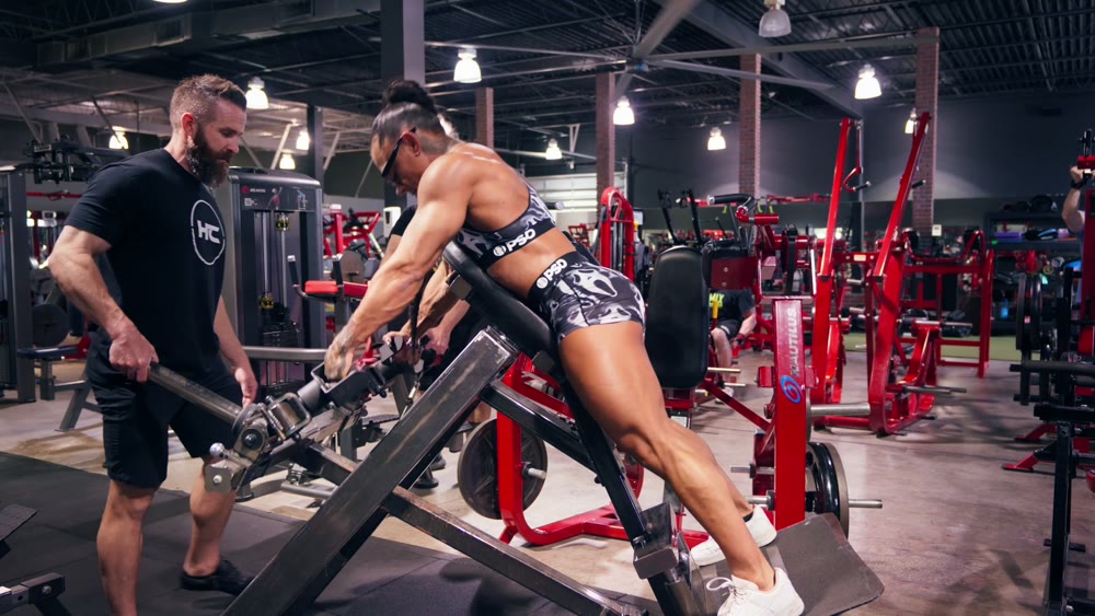 Joe Bennett coaching a chest supported row