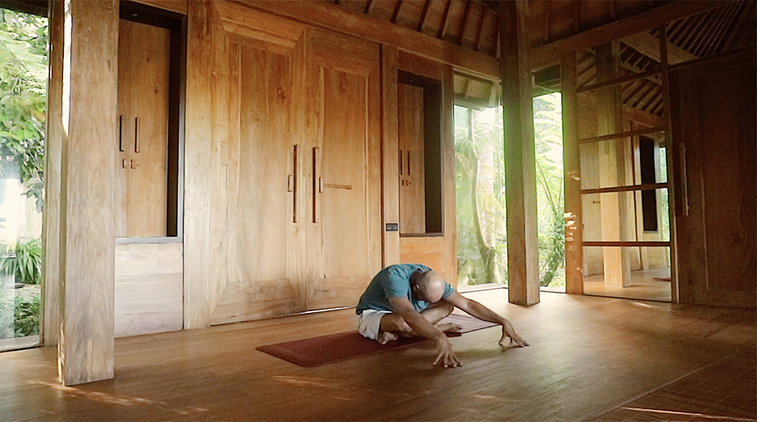 Clase de Hatha Yoga en Bali · Iniciación