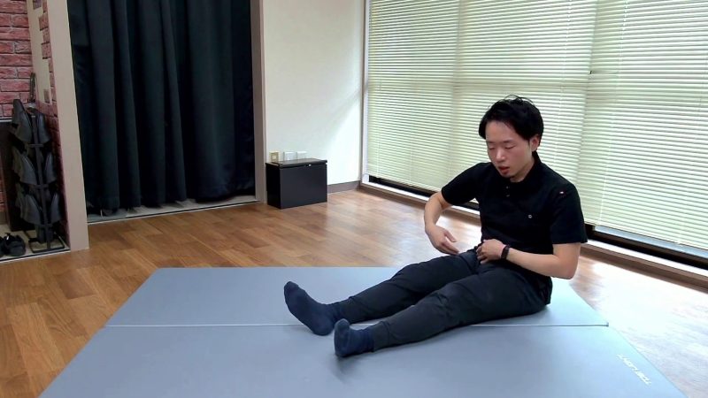 お尻歩きの実演