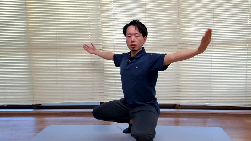 蹲踞からリーチの実演