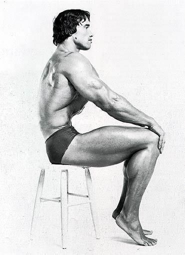 Arnold Schwarzenegger realizando stomach vacuum