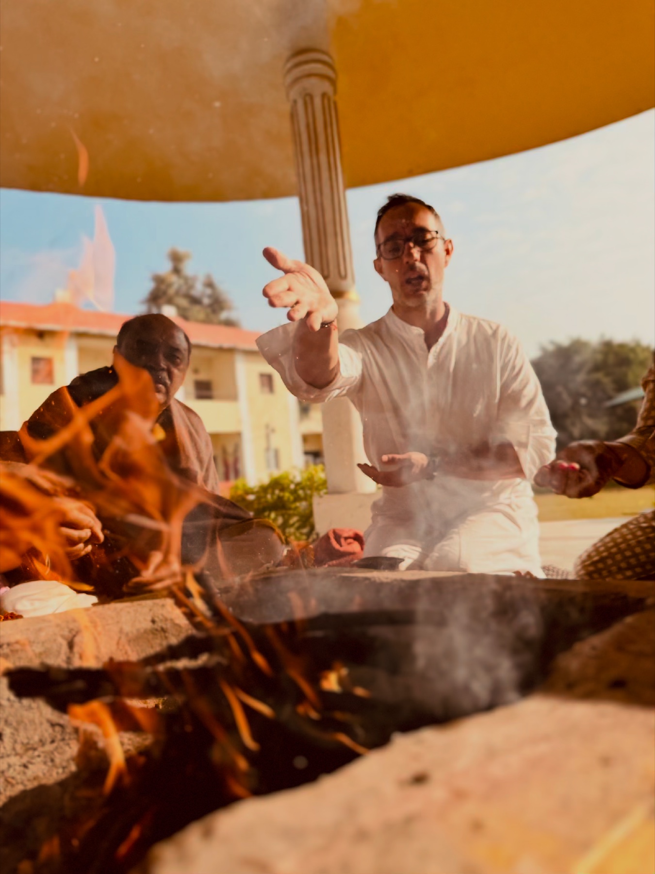 Grégory Tejaswi pendant une Puja en Inde