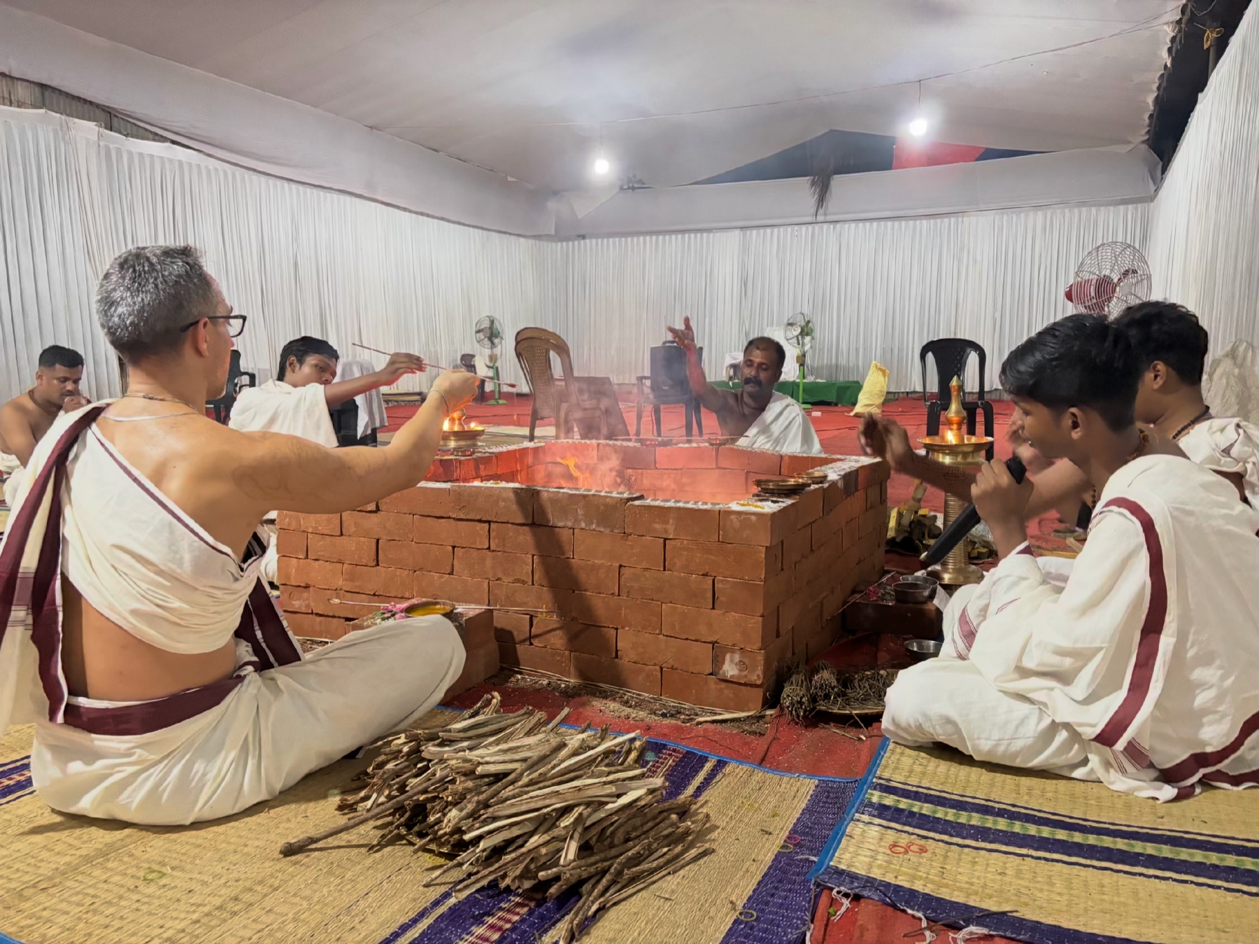 Cérémonie de Puja autour du feu sacré en Inde