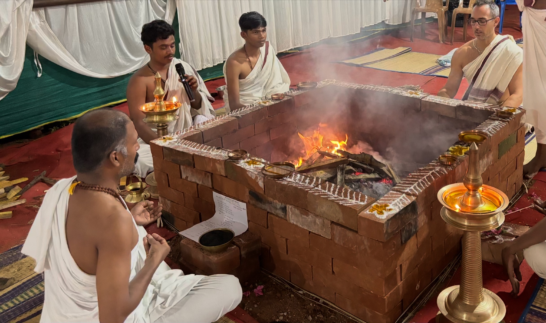 Rituel védique autour du feu en Inde