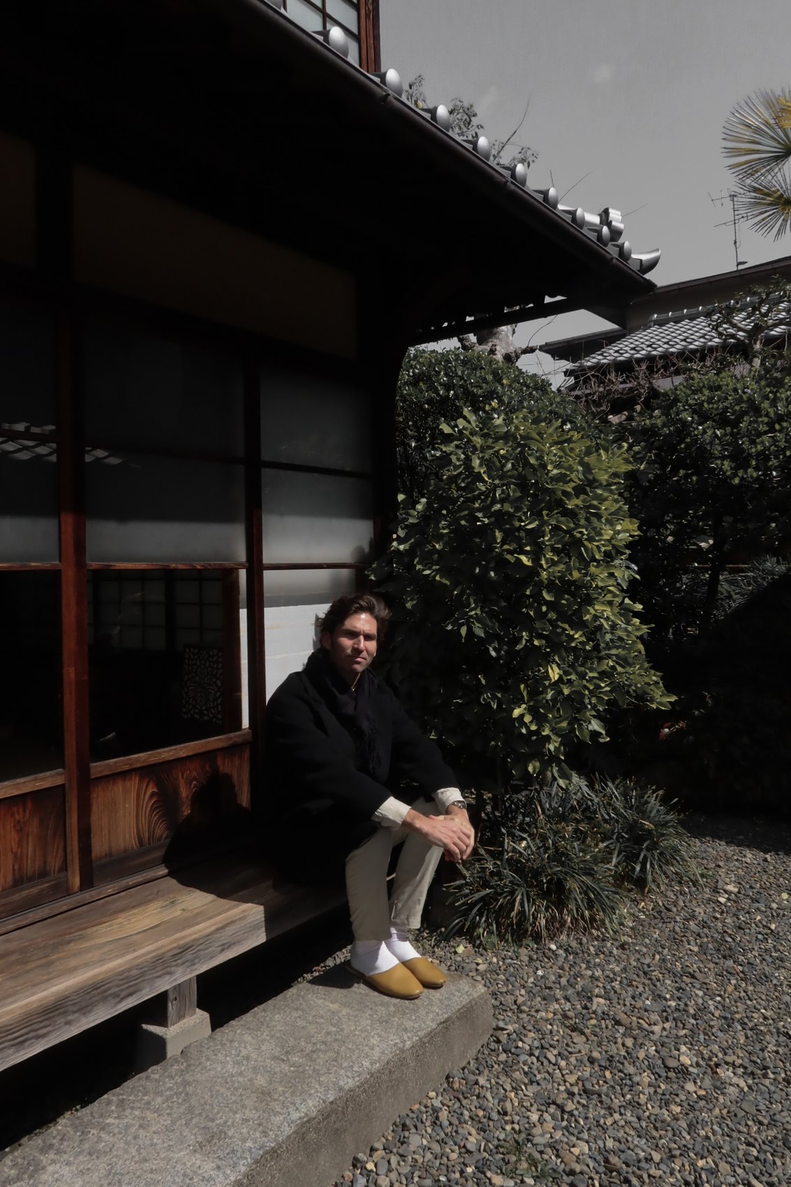Hernán en la banca de una casa japonesa