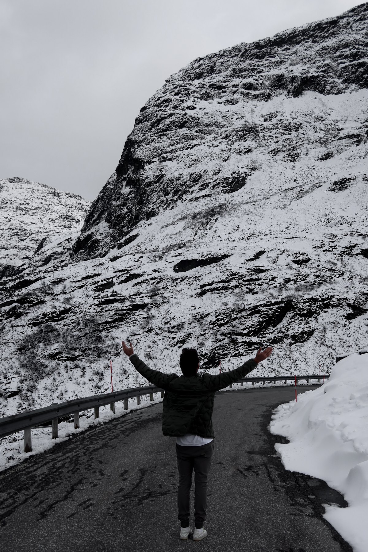Hernán frente a una montaña nevada en Noruega