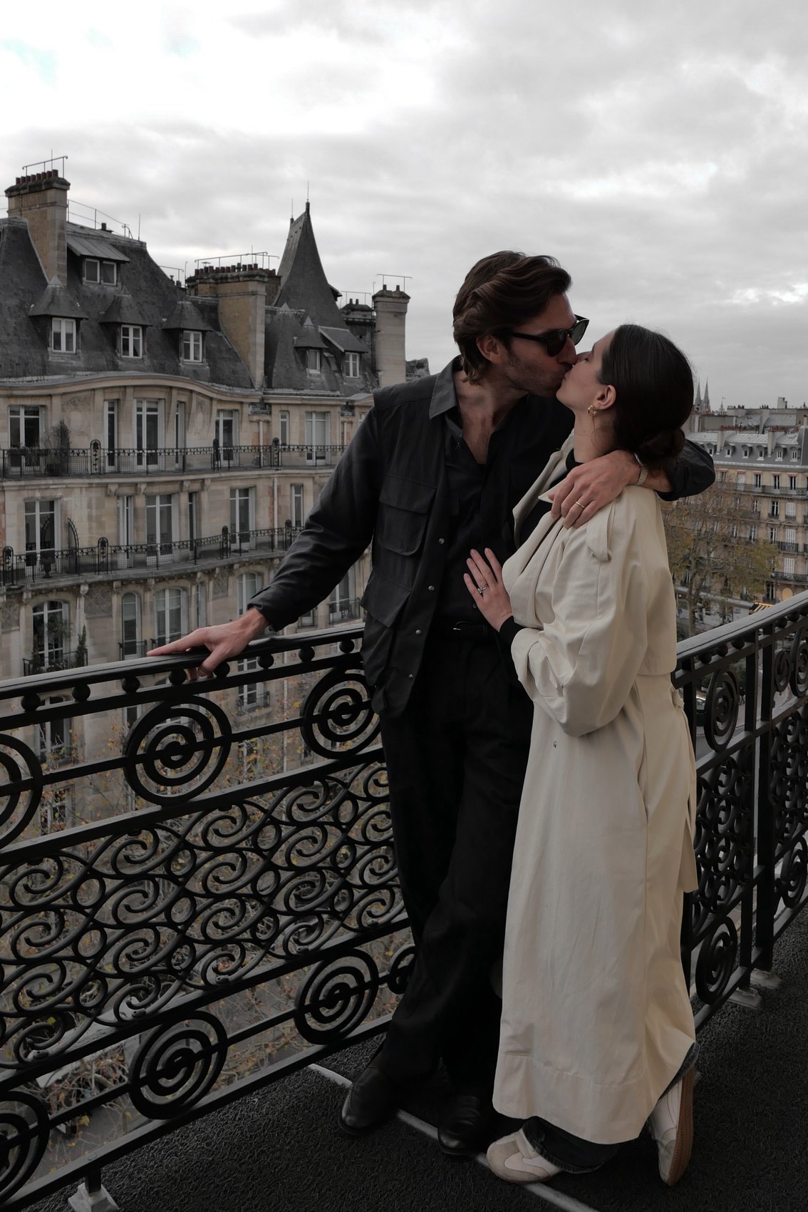 Hernán y su esposa en un balcón de París