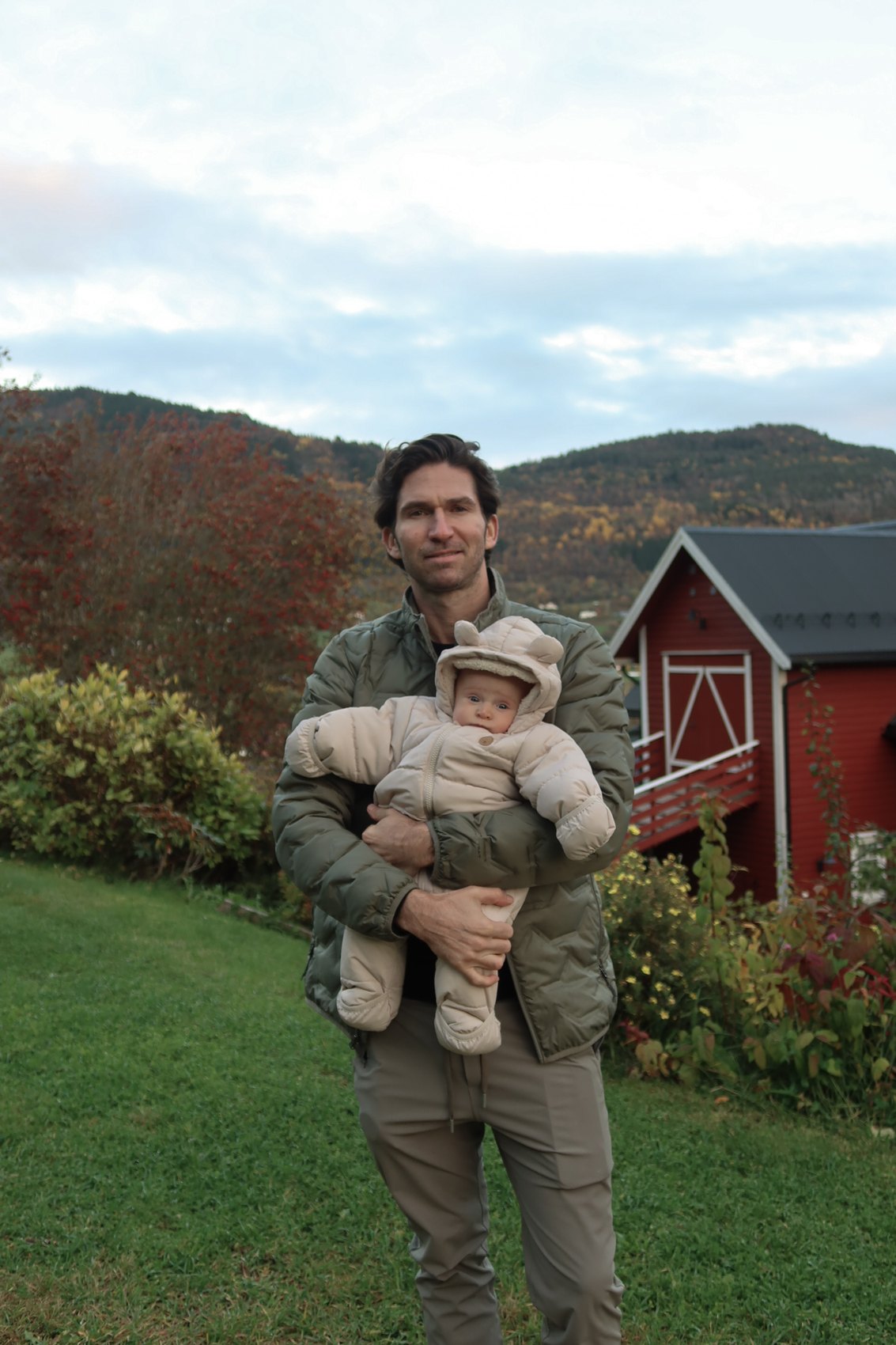 Hernán con su hija en Noruega
