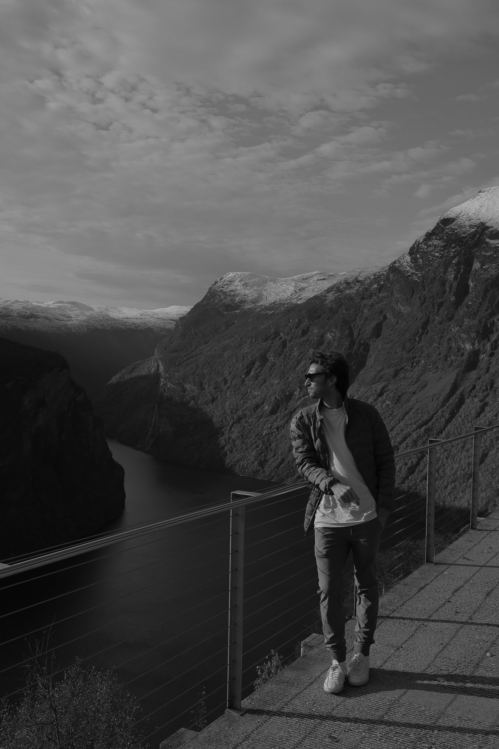 Hernán en un mirador sobre el fiordo