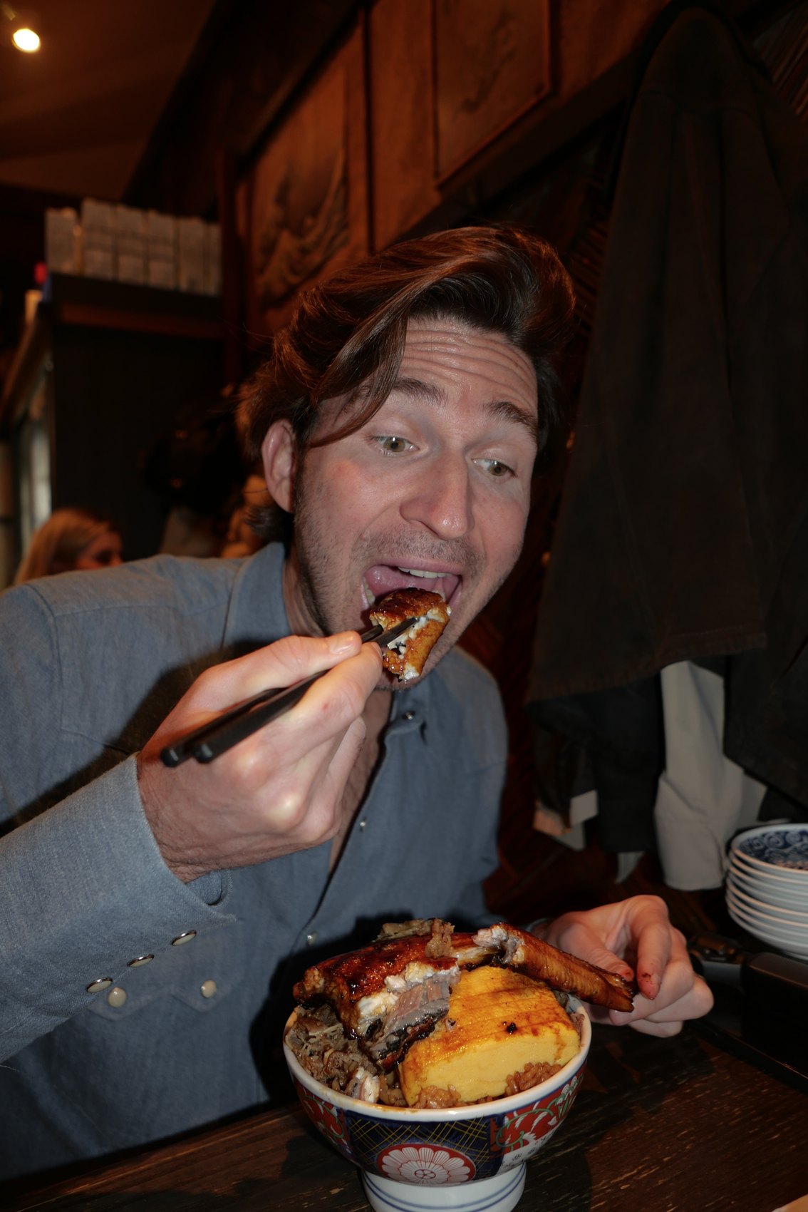 Hernán comiendo en Tokio