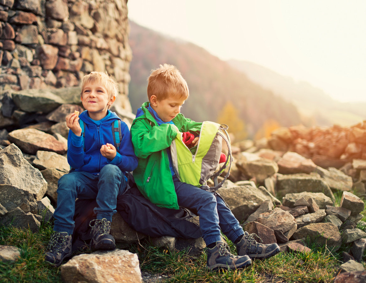 kids eating packed snacks