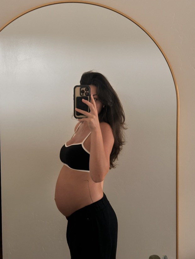 Rachel's pregnancy mirror photo