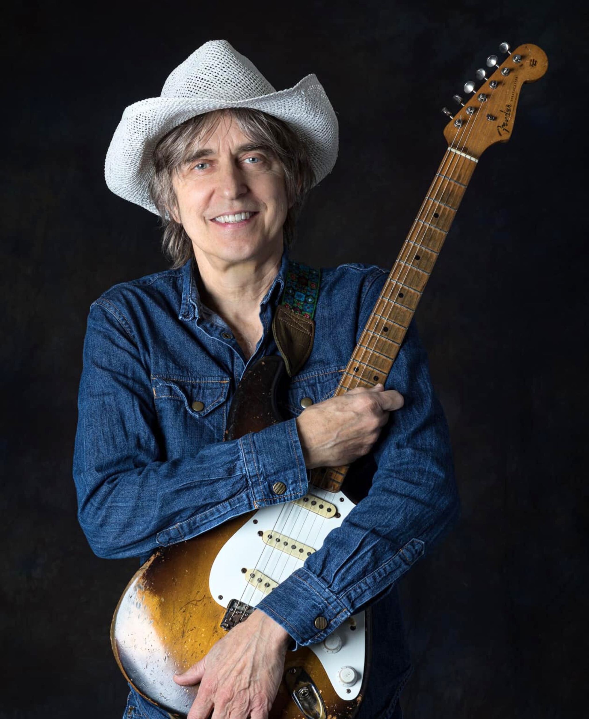 Eric Johnson holding his Stratocaster