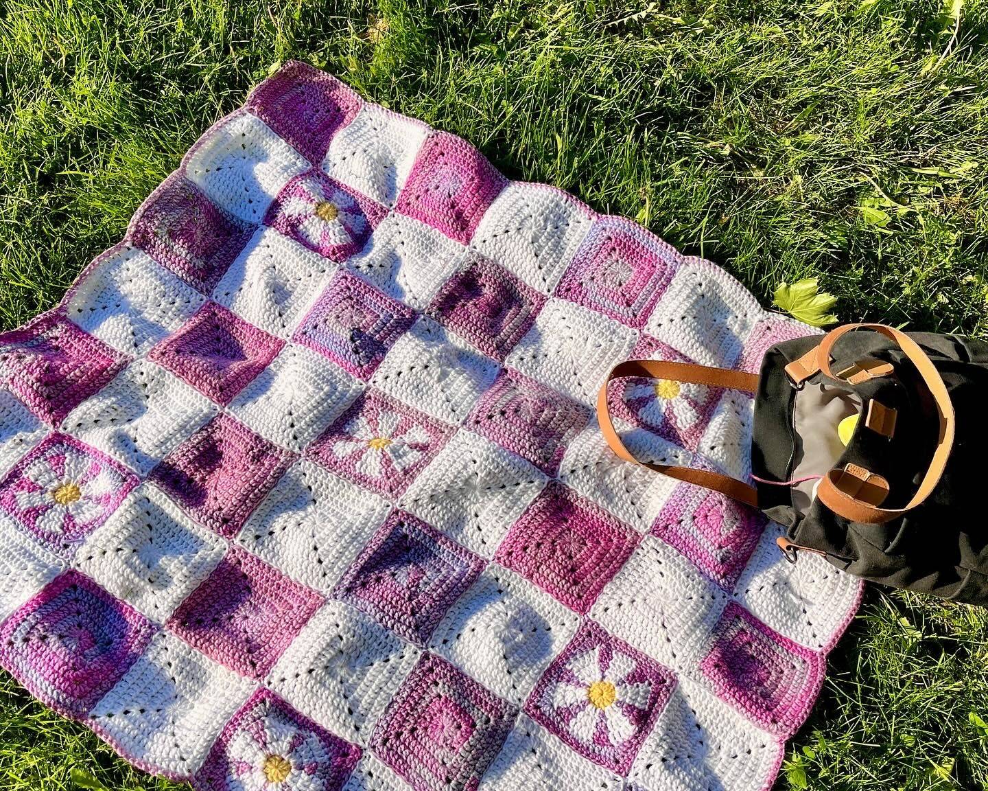 Daisy granny square blanket
