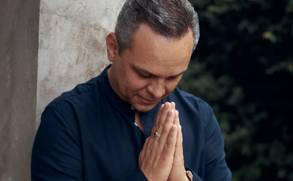 Prof. Arjun em namastê, na abertura de um encontro