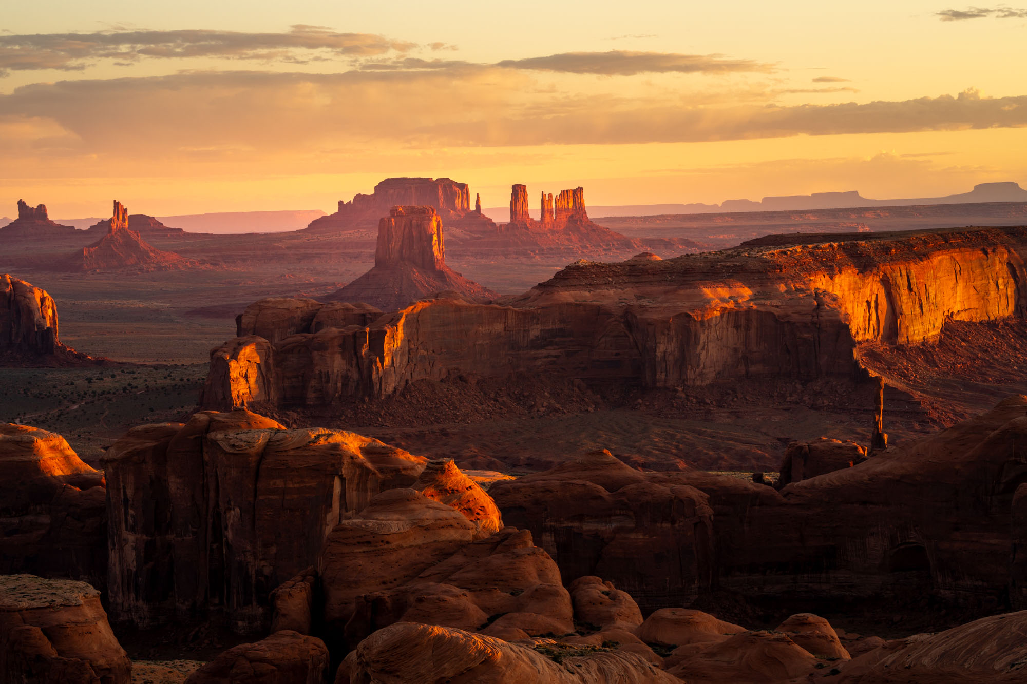 Golden sunset over Monument Valley from Hunts Mesa, shot at ISO 100, f/9