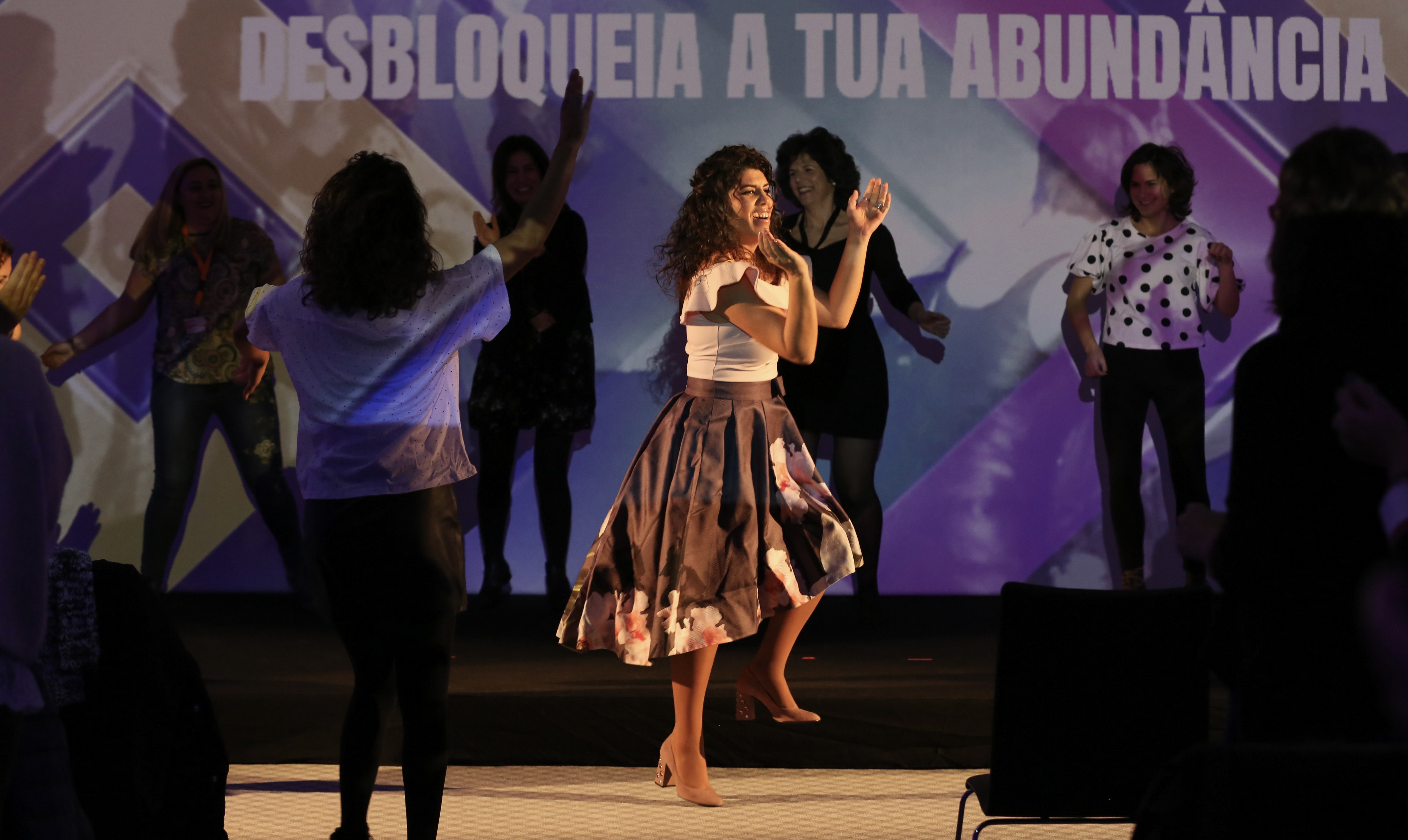 Participantes a viver o Evento DTA presencial - Desbloqueia a tua Abundância
